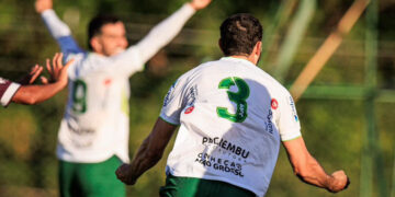 Gustavo Alexandria comemorando gol pelo Luverdense