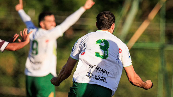 Gustavo Alexandria comemorando gol pelo Luverdense